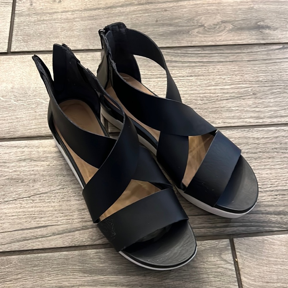 Universal thread, women’s sandals, size 8.5.